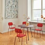 Table ronde New School bordeaux, plateau linoléum et structure tubulaire, entourée de quatre chaises rouges