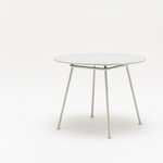 Table ronde New School gris clair à quatre pieds en tube métal, vue de trois quarts sur fond blanc