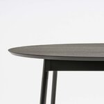 Détail du chant biseauté noir et du cadre en aluminium sous le plateau de la table Unit
