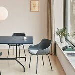 Chaises de réunion Baltic Remix anthracite à 4 pieds autour d'une table bleue