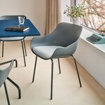 Chaise Baltic Remix anthracite à 4 pieds devant une fenêtre, vue de trois quarts