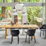 Chaises de réunion Baltic Remix noires sur pieds en hêtre noir autour d'une table en bois
