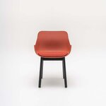 Chaise de réunion Baltic Remix brique sur pieds en hêtre noir, vue de face