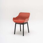 Chaise Baltic Remix brique à pieds bois noirs, vue de trois quarts