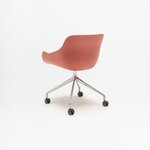 Fauteuil pivotant Baltic Remix brique à roulettes, vue arrière de trois quarts