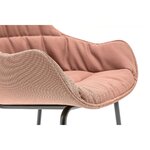 Détail du coussin drapé rose et de laccoudoir intégré du fauteuil de réunion