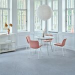Chaises de réunion Baltic 2 Soft Duo roses sur 4 pieds beiges autour d'une table ronde