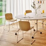Chaises Baltic 2 Soft Duo jaunes sur piètement traîneau blanc autour dune table de réunion