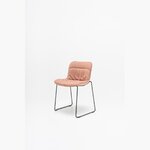 Chaise Baltic 2 Soft Duo rose sur piètement traîneau noir, vue de trois quarts