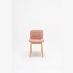 Chaise Baltic 2 Soft Duo tapissée rose sur pieds en hêtre naturel, vue de face