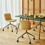 Chaises de conférence Baltic 2 Soft Duo jaunes sur étoile olive à roulettes autour d'une table