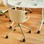 Chaise de conférence Baltic 2 Soft Duo jaune à roulettes devant une table ronde blanche