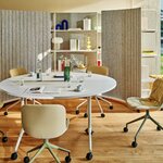 Chaises Baltic 2 Soft Duo beiges sur étoiles olive à roulettes autour dune table ronde