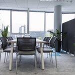 Chaises de réunion Gaya à dossier résille noir et pieds chromés autour d'une table