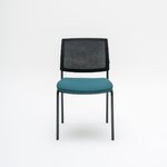 Chaise de réunion Gaya à 4 pieds noirs, assise bleu canard et résille noire, vue de face