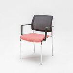 Chaise Gaya à 4 pieds chromés avec accoudoirs, assise corail, vue de trois quarts