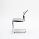 Chaise Gaya sur luge chromée, assise grise et résille beige, vue de profil