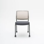 Chaise de réunion Gaya à 4 pieds noirs à roulettes, résille beige, vue de face