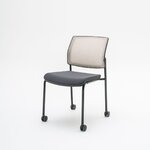 Chaise Gaya à roulettes, assise graphite et dossier résille beige, vue de trois quarts