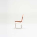 Chaise pour salle de réunion Ulti 4 pieds tapissée rose, vue de profil