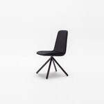 Chaise pivotante Ulti tapissée noire sur pieds en hêtre noir, vue de trois quarts