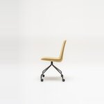 Chaise de réunion à roulettes Ulti jaune sur étoile 4 branches, vue de profil