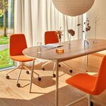 Chaises de réunion pivotantes à roulettes Ulti orange autour dune table ovale