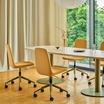 Chaises de réunion réglables Ulti jaunes sur étoile olive à roulettes autour d'une table