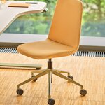 Chaise réglable Ulti tapissée jaune, étoile aluminium olive à roulettes, vue de trois quarts