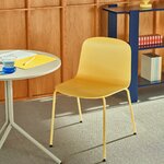Chaise de réunion Nud en contreplaqué jaune banane sur 4 pieds métal jaunes près d'une table