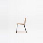 Chaise en contreplaqué Nud placage chêne sur 4 pieds métal noirs, vue de profil
