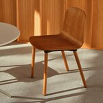 Chaise de réunion Nud en placage chêne noyer sur pieds en noyer devant un mur en bois