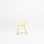 Chaise de réunion Nud jaune banane sur pieds en chêne teinté jaune, vue de profil