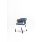 Chaise de réunion Collar bleue à dossier plaqué chêne sur 4 pieds noirs, vue de trois quarts