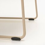Détail du piètement luge beige du fauteuil Senda et de son patin