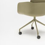 Détail de létoile 4 branches à roulettes du fauteuil Senda, coloris olive