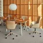 Fauteuils de réunion Senda réglables beige autour dune table en bois, dossiers bas et haut