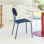 Chaise de réunion New School en contreplaqué bleu sur 4 pieds, dans une cuisine d'entreprise