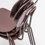 Chaises de réunion New School en contreplaqué bordeaux empilées par quatre