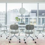 Chaises de réunion New School rembourrées gris clair à roulettes autour d'une table blanche