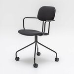 Chaise de réunion New School rembourrée noire avec accoudoirs, base noire, vue de trois quarts