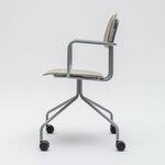Chaise de réunion New School en contreplaqué beige à roulettes, vue de profil
