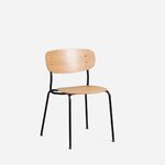 Chaise de réunion Splot en contreplaqué de chêne naturel sur structure noire, vue de trois quarts
