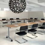 Tables de formation abattantes plateau hêtre et piétement aluminium disposées en U dans une salle de formation