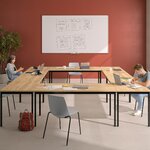 Tables de formation modulables plateau chêne clair et pieds noirs disposées en U devant un tableau blanc