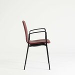Chaise de réunion Gorka tapissée rouge avec accoudoirs, vue de profil