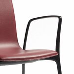 Détail de lassise tapissée rouge et de laccoudoir noir de la chaise Gorka
