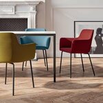 Fauteuils de réunion City en tissu jaune, bleu et rouge sur 4 pieds noirs autour d'une table