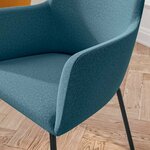 Détail de la coque tapissée bleue et du pied noir du fauteuil de réunion City