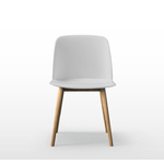 chaise-polyvalente-blanche-avec-un-piétement-en-bois